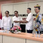 Kehadiran Prof. Dr. Ir. Jamaluddin Jompa, M.Sc. menjadi energi moral yang kuat bagi M. Yusran Lalogau dalam Mubes V IKA Perikanan Unhas, menegaskan dukungan besar kampus terhadap konsolidasi alumni untuk masa depan perikanan Indonesia. (Foto: Dok.Pribadi).